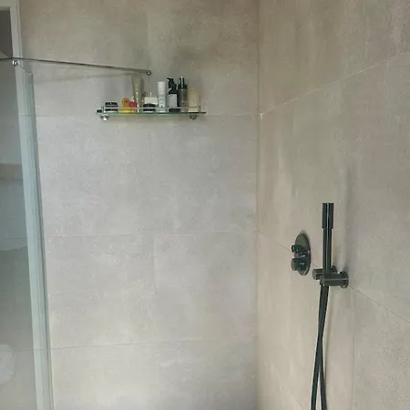Luxurious 2br-apt Center アパート